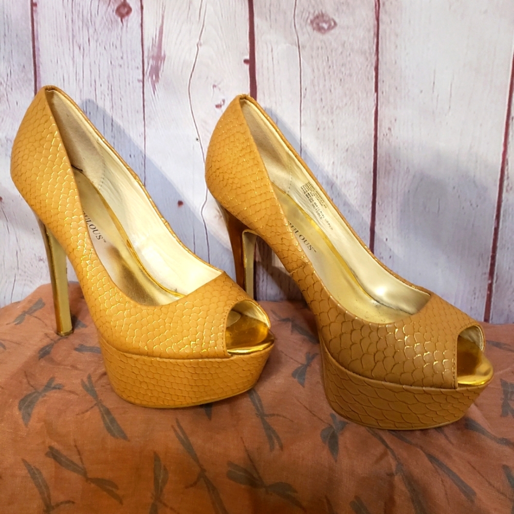 NWOT Golden Heels